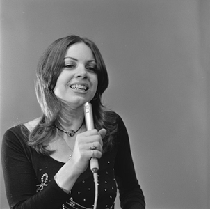 Jerney_Kaagman_(Earth_&_Fire)_-_TopPop_1973_4.png