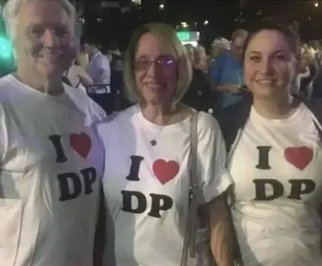 dustin-poirier-fans-unite-v0-z4q5rp0914va1.webp
