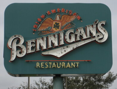 Entrance_sign_to_a_Bennigan's_restaurant_in_Algiers,_Louisiana.jpg