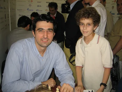 kramnik-posing-with-12-year-old-fm-daniel-naroditsky-v0-jbavjm91b8wd1.webp