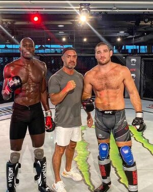 sean-strickland-sparring-with-the-pfl-welterweight-champion-v0-he9kwdltrjhb1[1].jpg