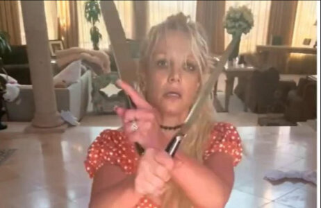 1358447272-Britney-Spears-dances-with-knives-in-new-video_hires.jpg